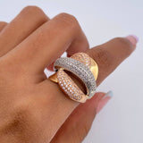 Anillo Rustico Curvas Cruzadas 10gr / T6 1/4 / Circones Blancos Tres Oros 18K $
