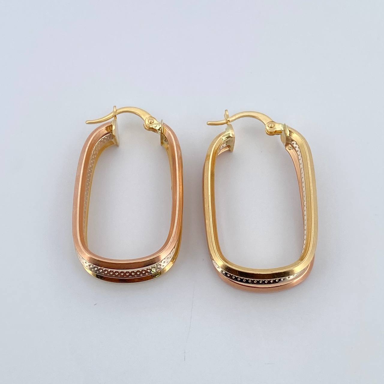 Candongas Aleja Rectangular 3.9gr / 3.3cm / Punteadas Tres Oros 18K $