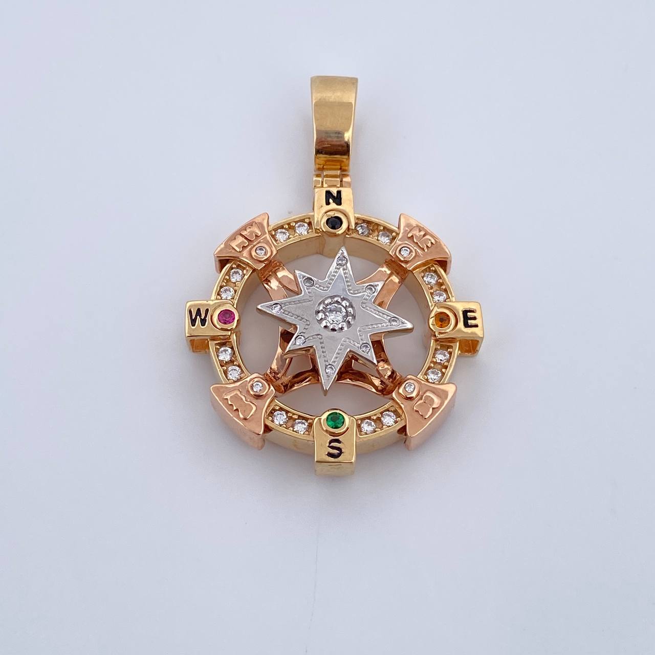 Dije Brujula 18.25gr / 4.1cm / Circones Negro Naranja Verde Fucsia Blancos Tres Oros 18K $
