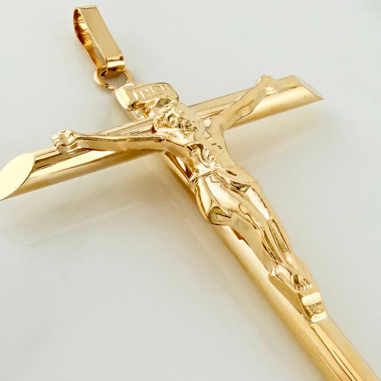 Dije Cruz Cristo Puntas Plana 3.15g / 6cm Oro Amarillo 18K