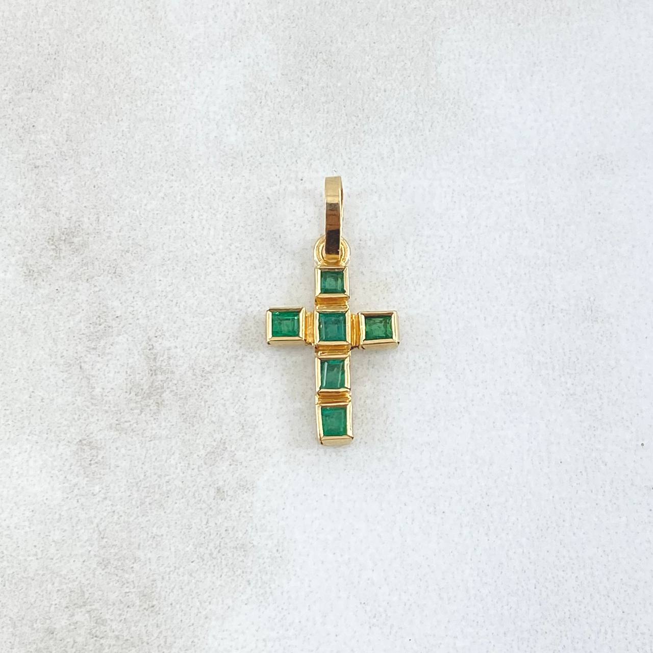 Dije Cruz Latina Cuadricular 0.95gr / 2.2cm / Esmeraldas 30pts Oro Amarillo 18K (Joya)