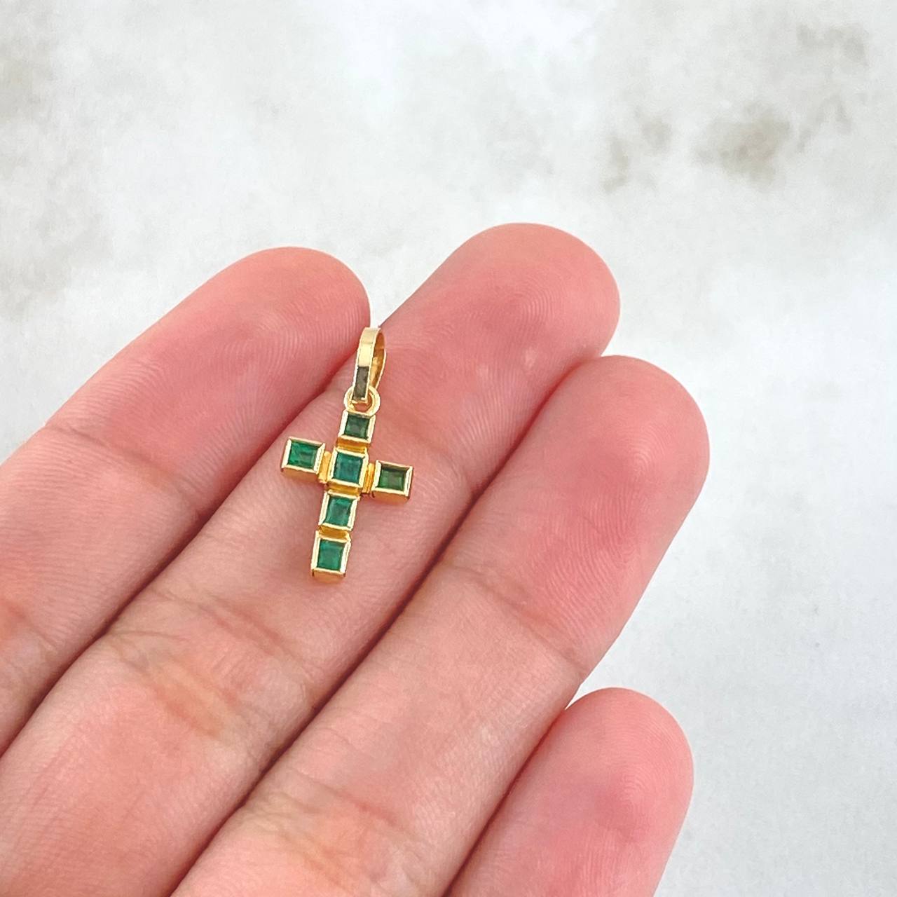 Dije Cruz Latina Cuadricular 0.95gr / 2.2cm / Esmeraldas 30pts Oro Amarillo 18K (Joya)