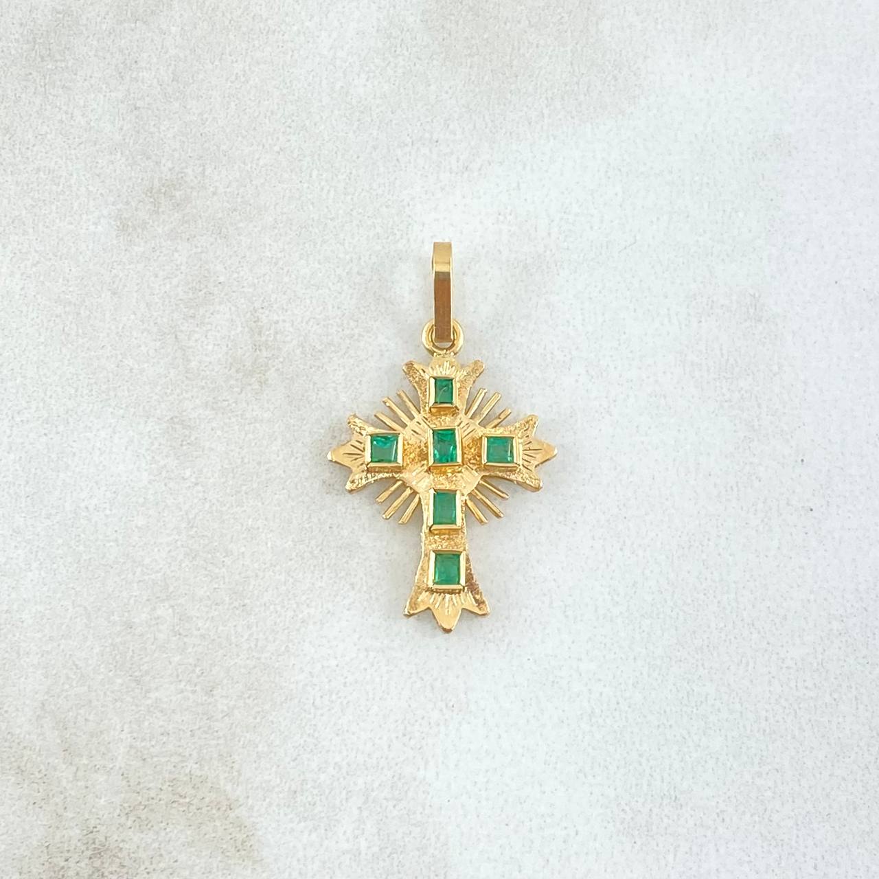 Dije Crúz De Altar 1.05gr / 2.5cm / Esmeraldas 24pts Oro Amarillo 18K (Joya) ©