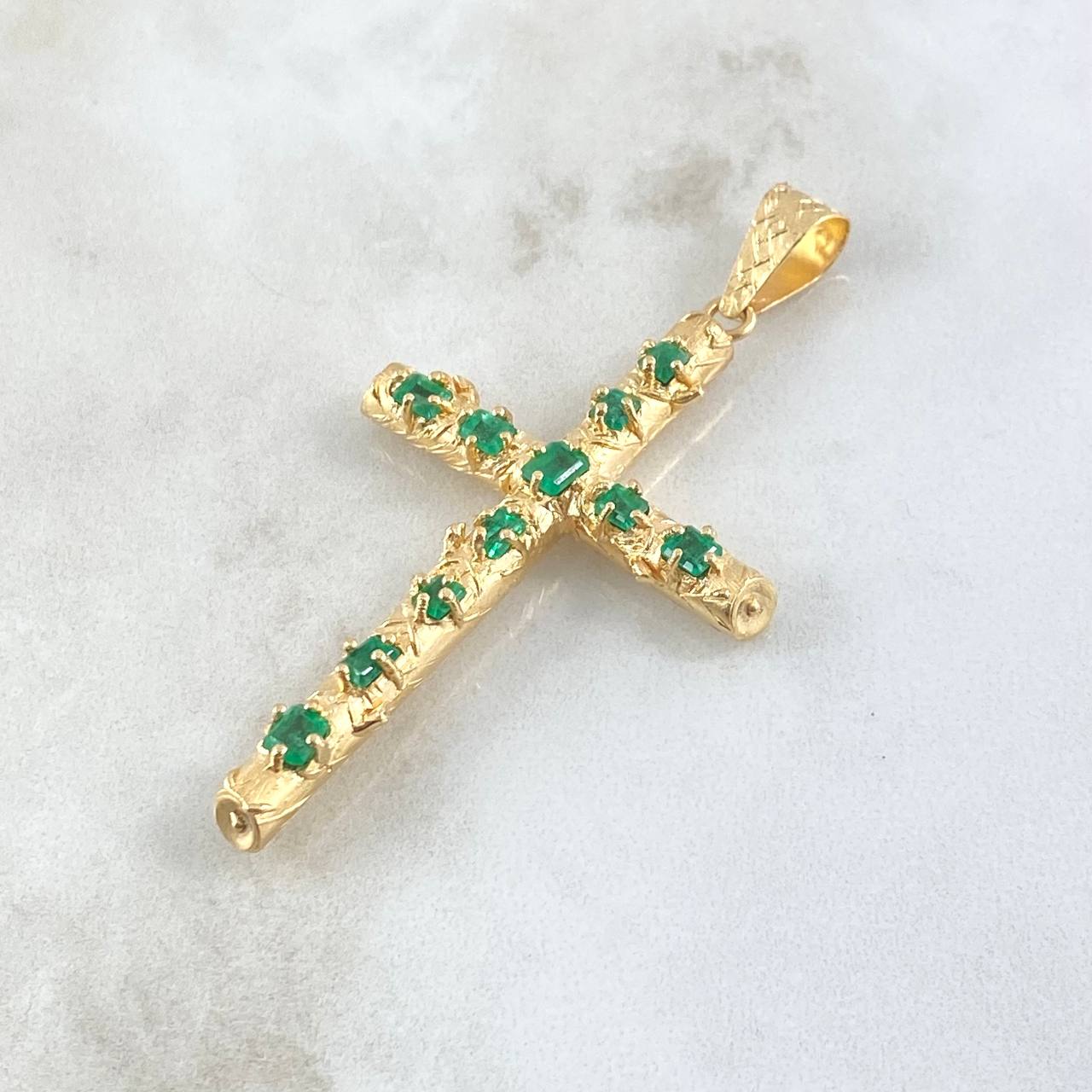 Dije Cruz Tronco 7.1gr / 6.4cm / Esmeraldas 2.1 Qts Oro Amarillo 18K (Joya) *