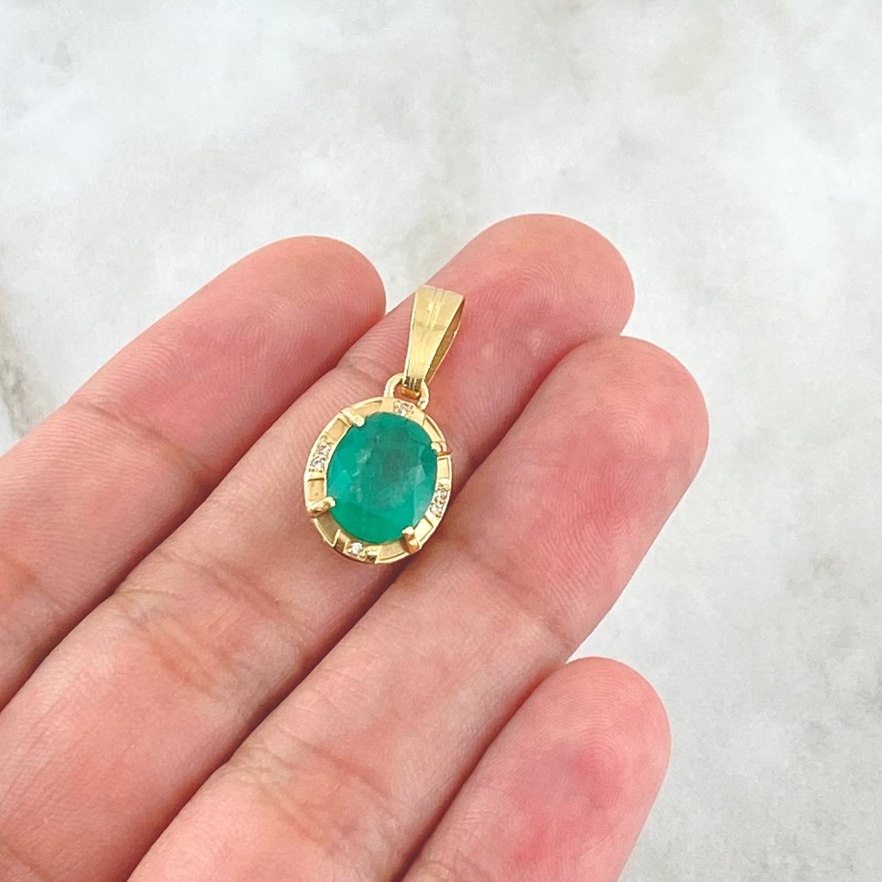 Dije Ovalo 2.8gr / 2.4cm / Diamantes 6pts Esmeralda 3.1 Qts Oro Amarillo 18K (Joya) ©