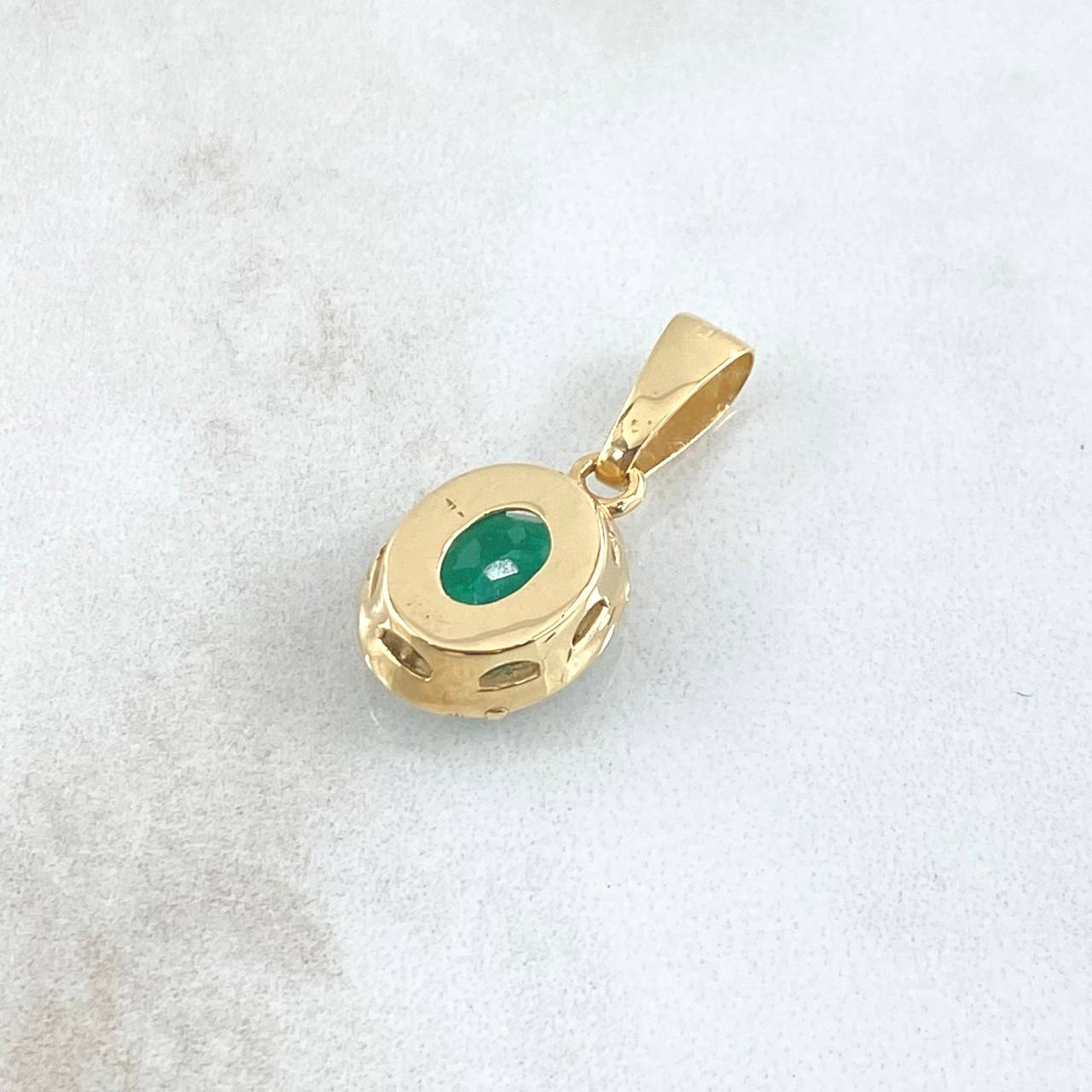 Dije Ovalo 2.8gr / 2.4cm / Diamantes 6pts Esmeralda 3.1 Qts Oro Amarillo 18K (Joya) ©