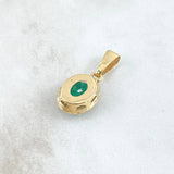 Dije Ovalo 2.8gr / 2.4cm / Diamantes 6pts Esmeralda 3.1 Qts Oro Amarillo 18K (Joya) ©