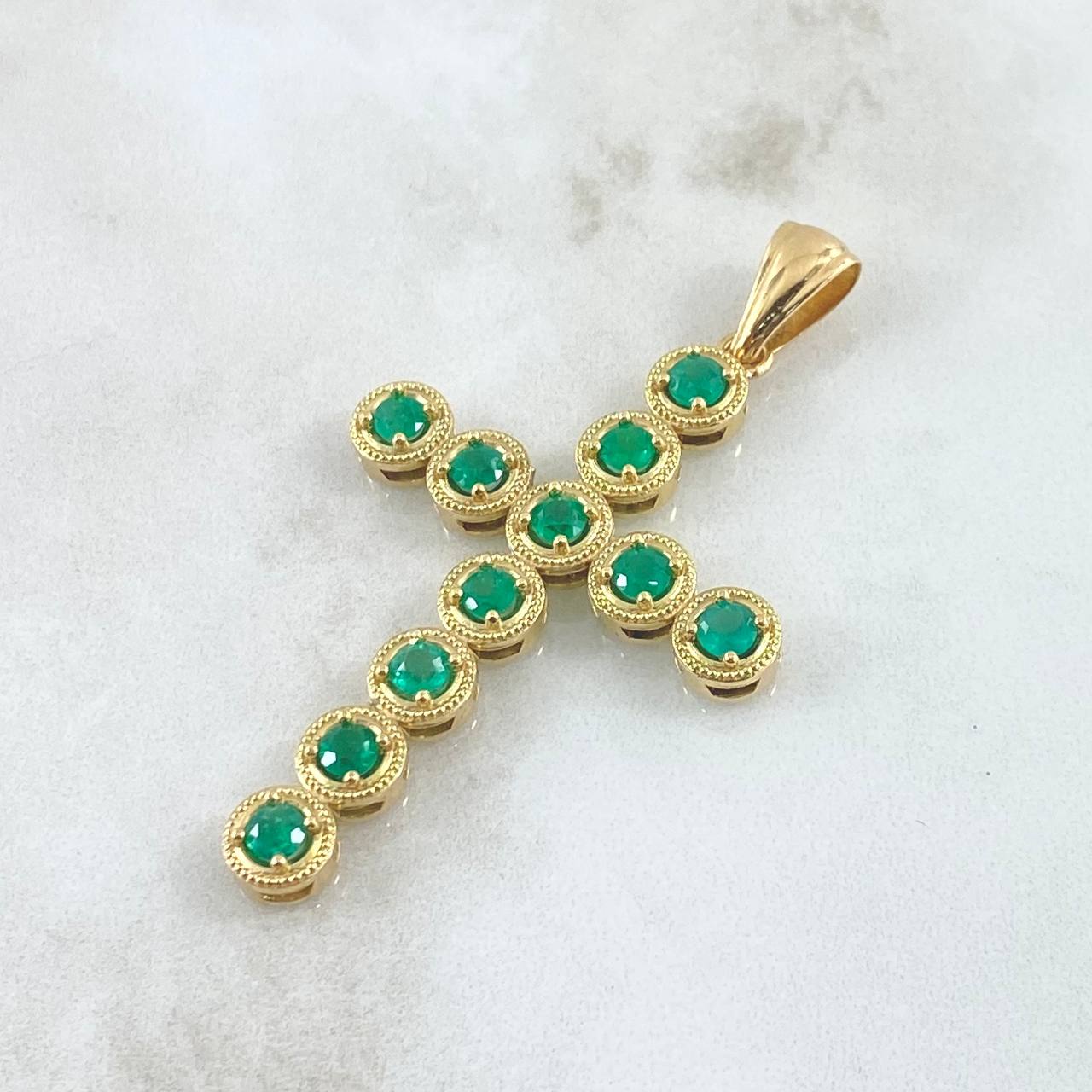 Dije Cruz Dona 9.7gr / 6cm / Esmeraldas 3.3 Qts Oro Amarillo 18K (Joya) ©