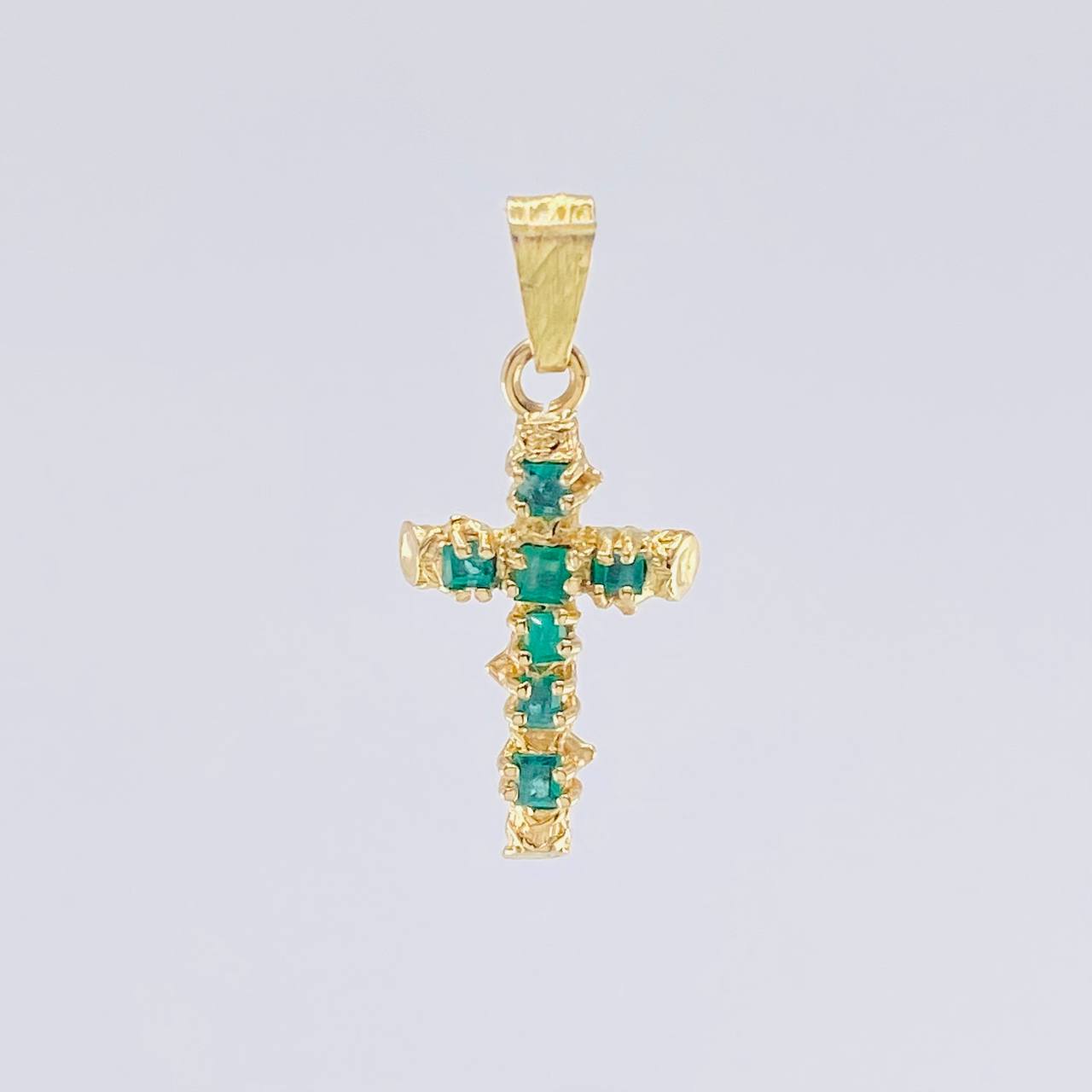 Dije Cruz Tronco Esmeralda 70Pts 1.4 g / 2.7 cm Oro Amarillo 18K