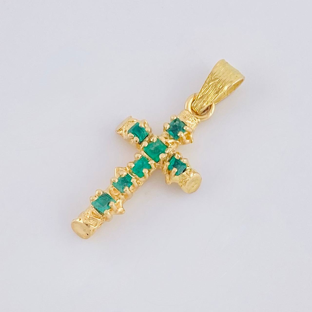 Dije Cruz Tronco Esmeralda 70Pts 1.4 g / 2.7 cm Oro Amarillo 18K