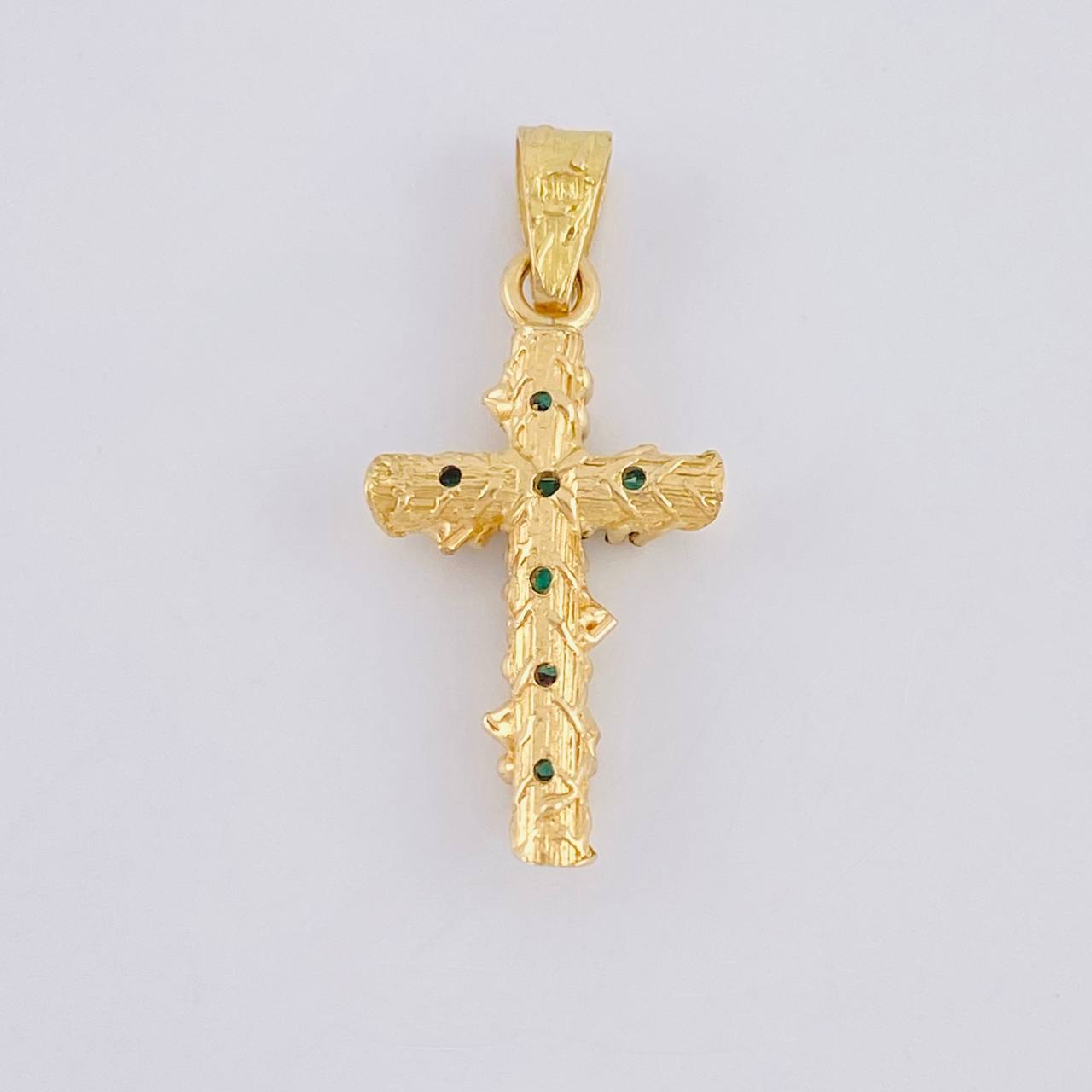 Dije Cruz Tronco Esmeralda 70Pts 1.4 g / 2.7 cm Oro Amarillo 18K