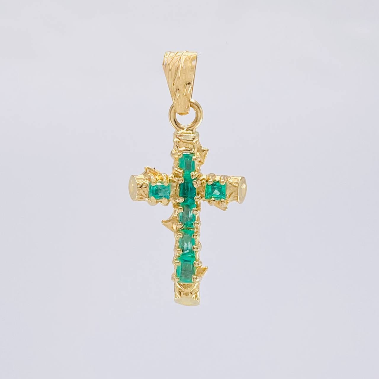 Dije Cruz Tronco Esmeralda 70Pts 1.3 g / 2.6 cm Oro Amarillo 18K