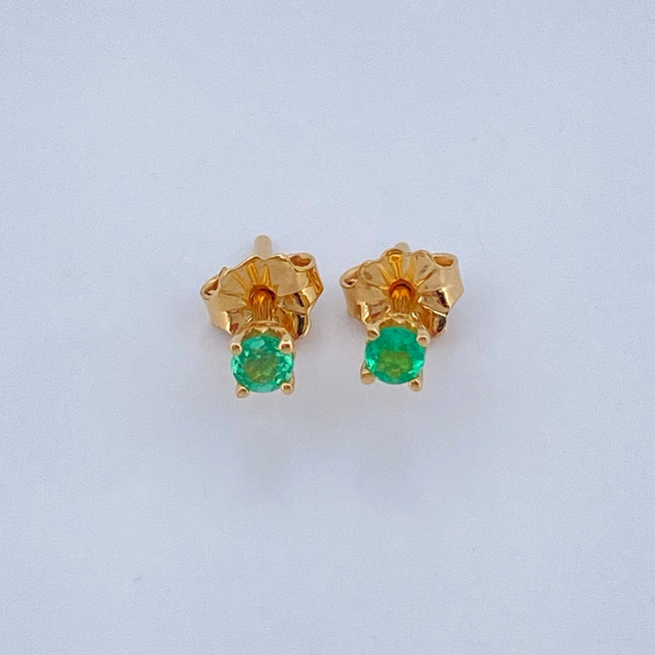 Topos Cuatro Garras Esmeralda 0.75gr / Oro Amarillo 18K &