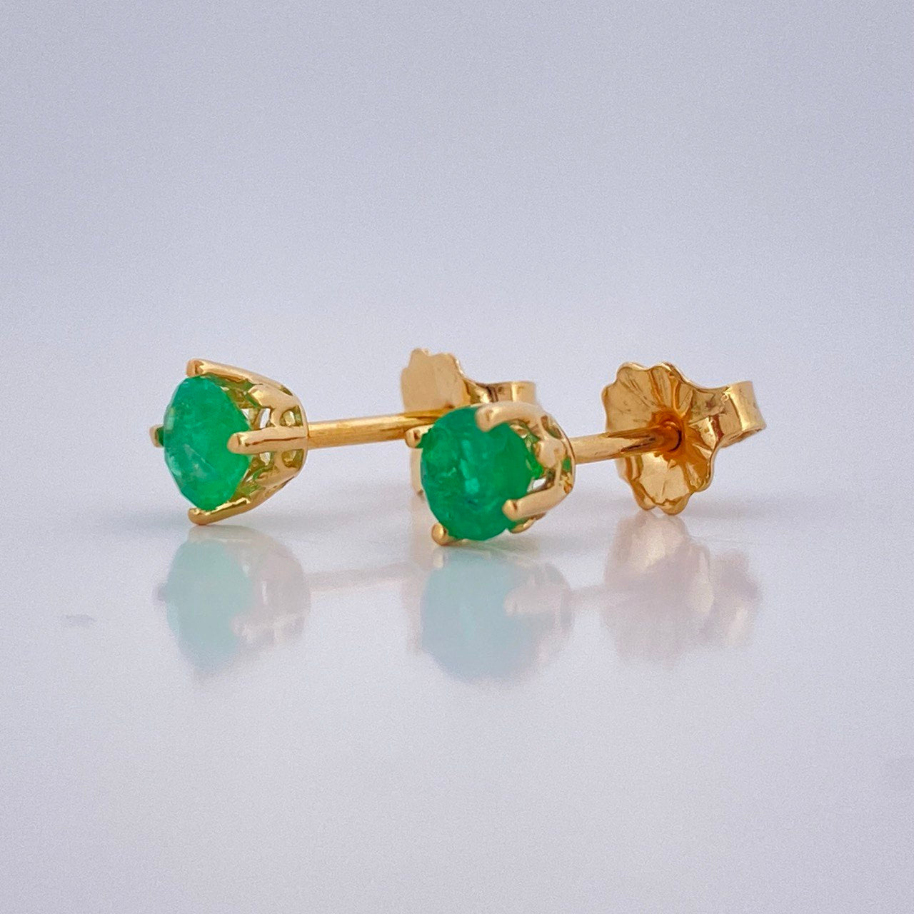Topos Cuatro Garras Esmeralda 1gr / Oro Amarillo 18K &