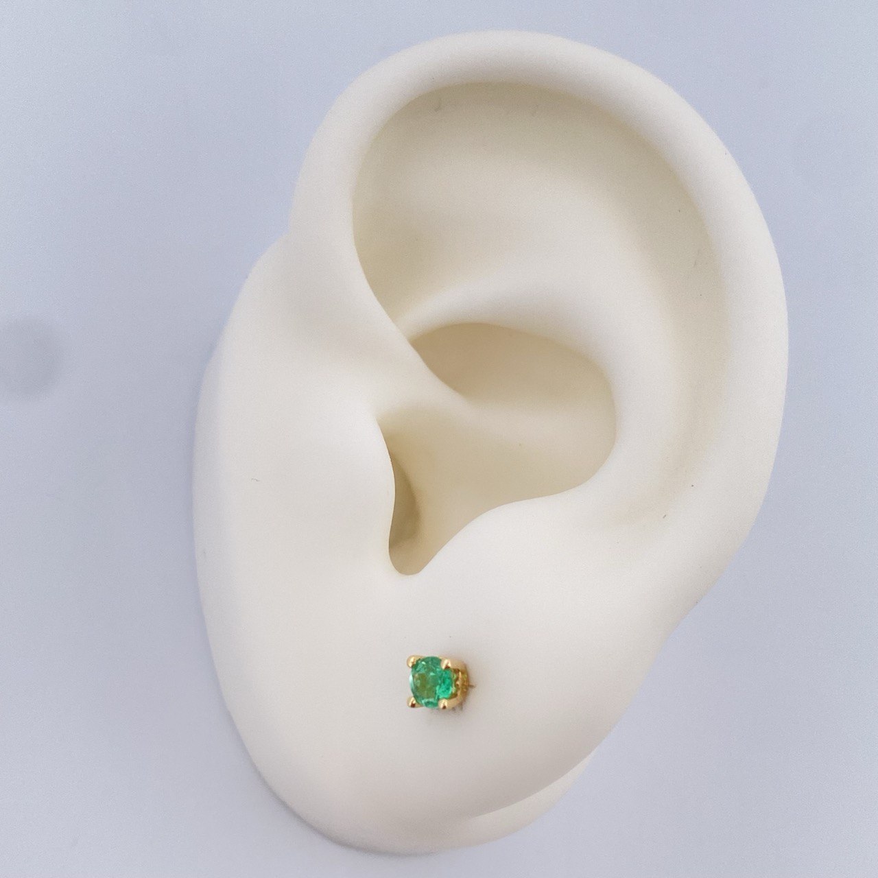 Topos Cuatro Garras Esmeralda 0.9gr / Oro Amarillo 18K &