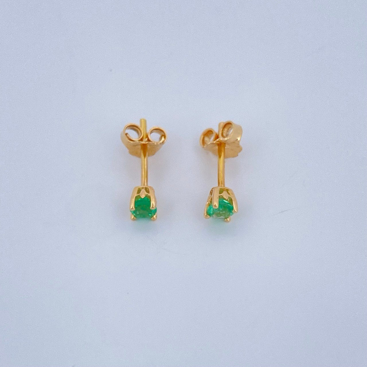Topos Cuatro Garras Esmeralda 0.9gr / Oro Amarillo 18K &