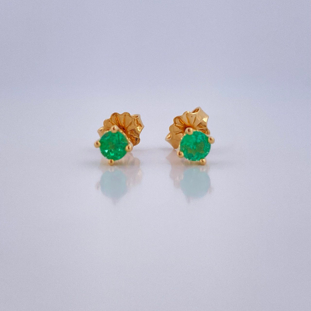 Topos Cuatro Garras Esmeralda 0.9gr / Oro Amarillo 18K &