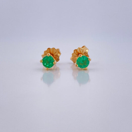 Topos Cuatro Garras Esmeralda 0.85gr / Oro Amarillo 18K $