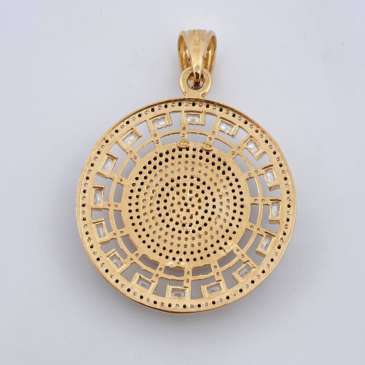 Dije Medalla Medusa 14.15gr / 5.3cm / Circones Blancos Negros Tres Oros 18K $