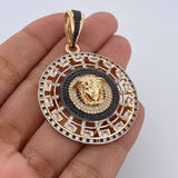 Dije Medalla Medusa 14.15gr / 5.3cm / Circones Blancos Negros Tres Oros 18K $