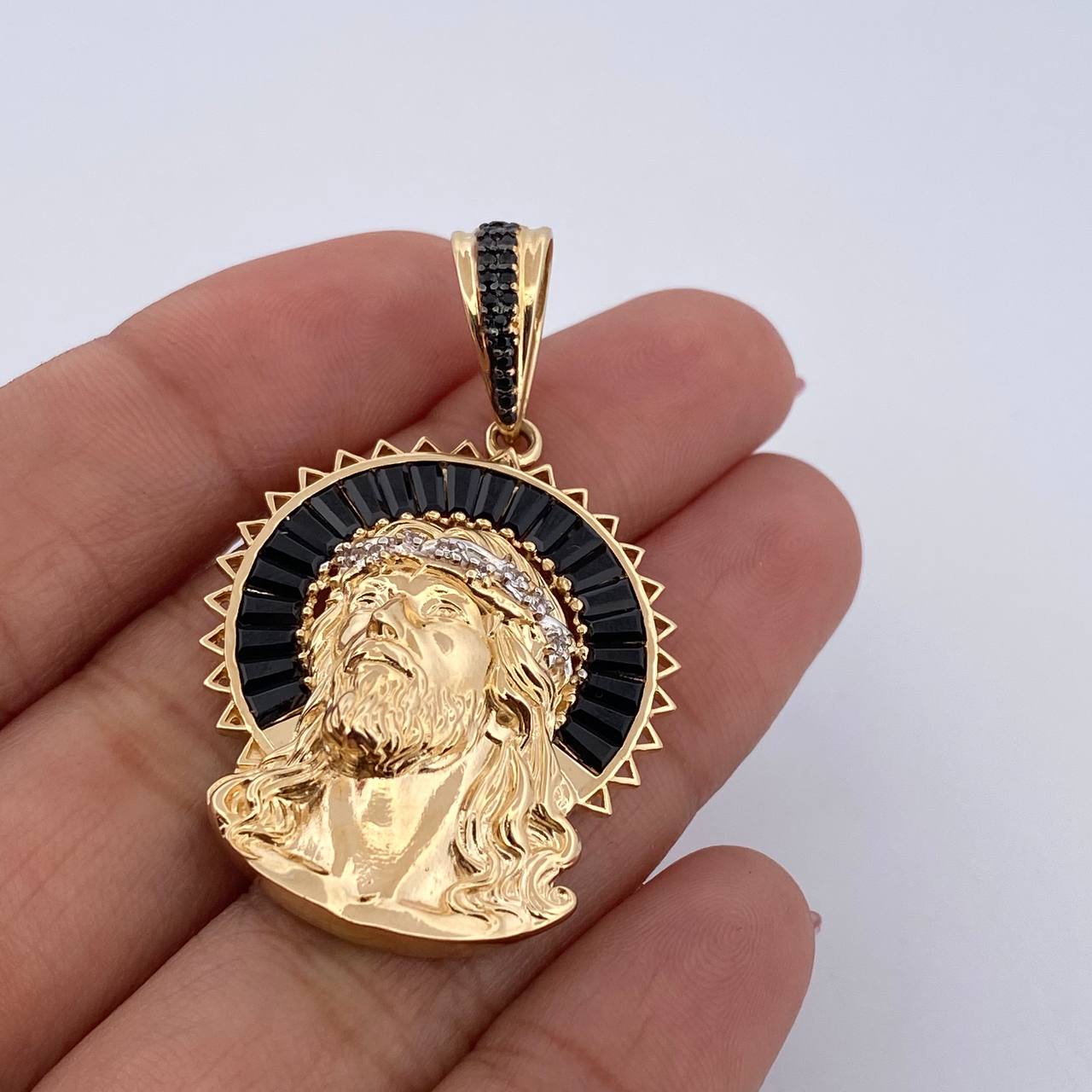 Dije Rostro Jesus Aureola 9.1gr / 4.4cm / Circones Blancos Negros Dos Oros Negro Amarillo 18K $