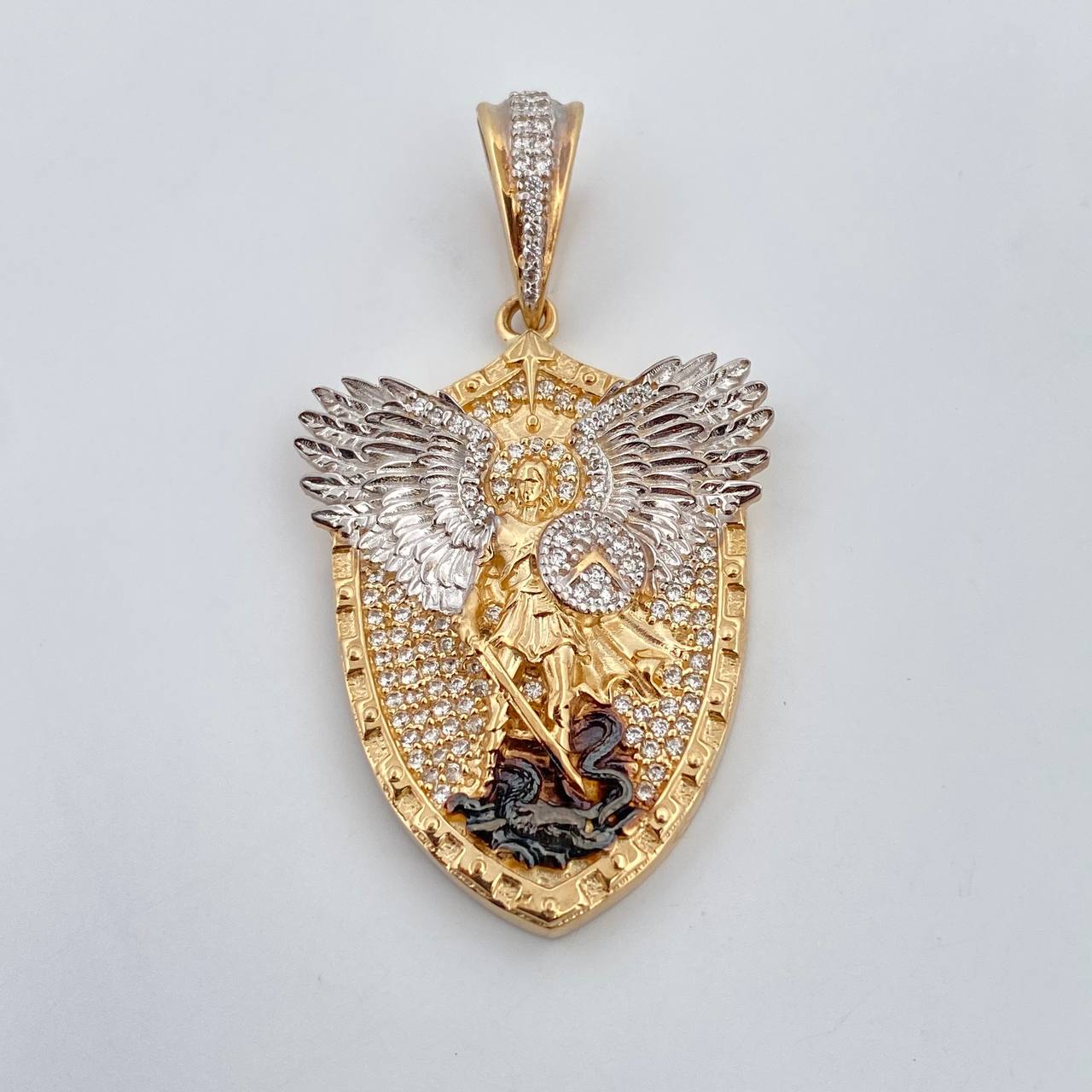 Dije San Miguel Arcangel 10.15gr / 4.63cm / Circones Blancos Tres Oros 18K $