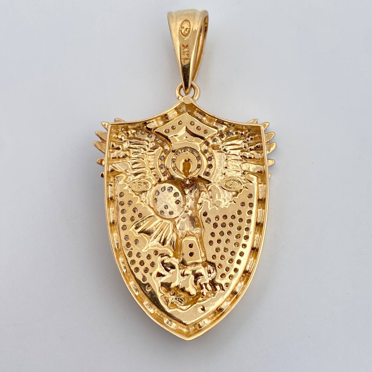 Dije San Miguel Arcangel 10.15gr / 4.63cm / Circones Blancos Tres Oros 18K $