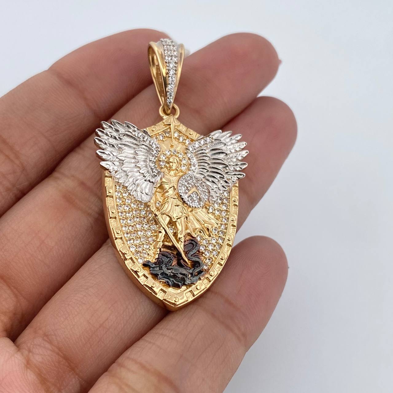 Dije San Miguel Arcangel 10.15gr / 4.63cm / Circones Blancos Tres Oros 18K $