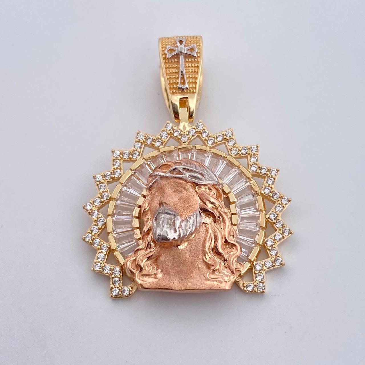 Dije Rostro De Jesus Aureola 8gr / 3.7cm / Circones Blancos Tres Oros 18K $