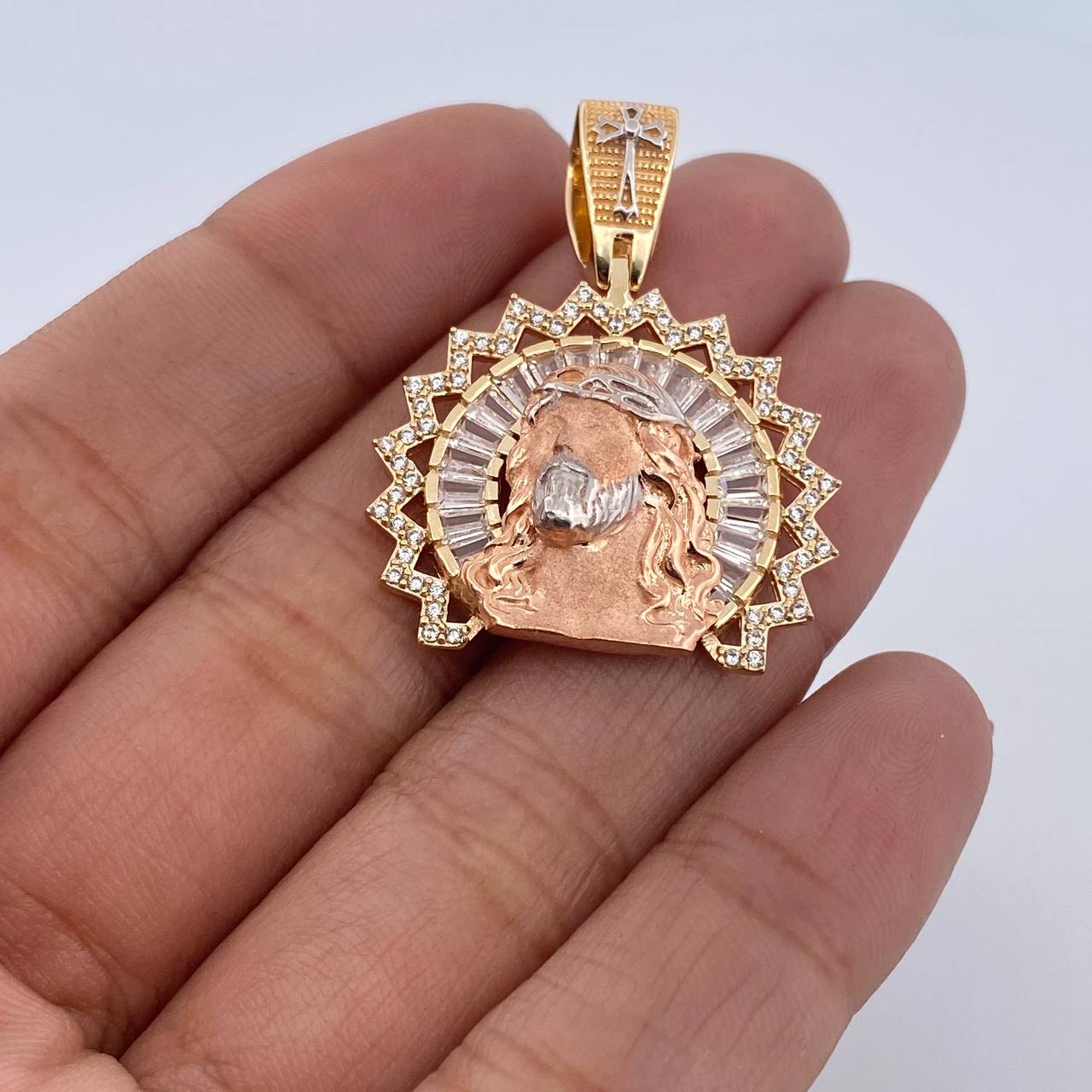 Dije Rostro De Jesus Aureola 8gr / 3.7cm / Circones Blancos Tres Oros 18K $