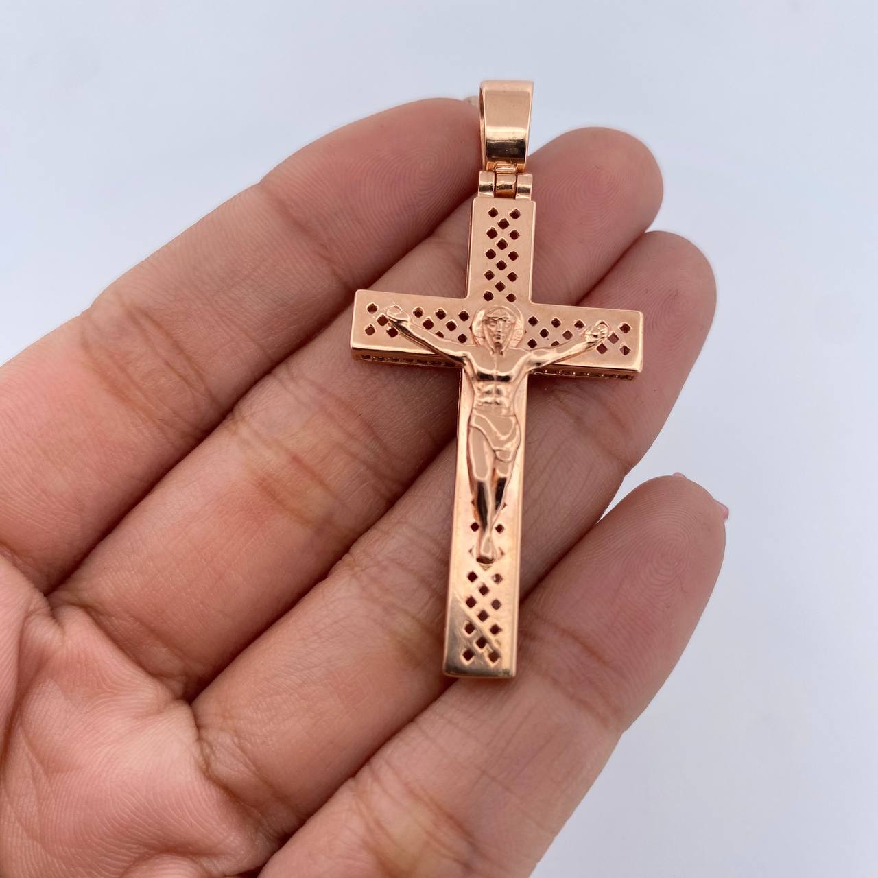 Dije Cruz Cristo 10.3gr / 5.5cm / Punteada Circones Blancos Oro Rosa 18K $