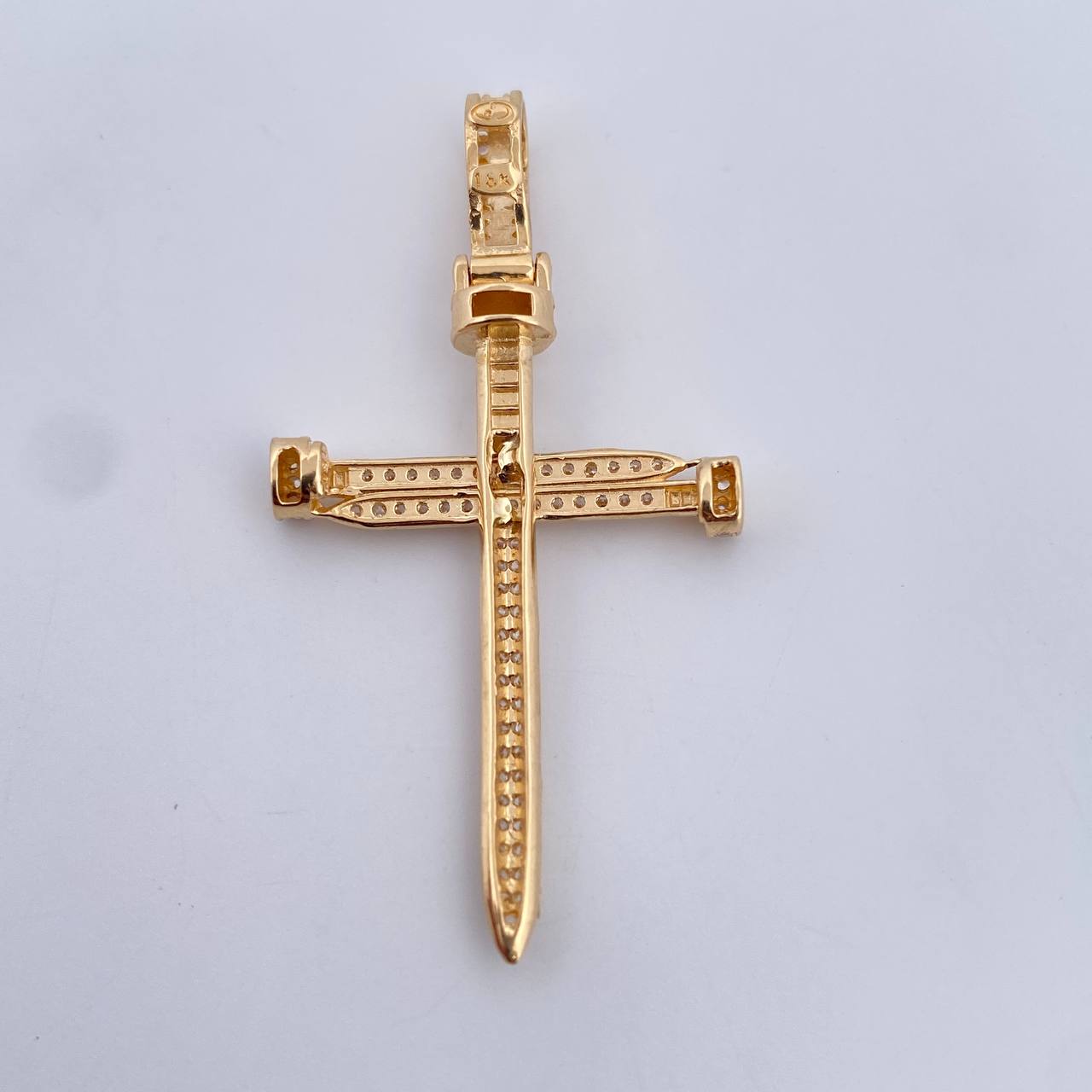 Dije Cruz Clavo 4.15gr / 4.6cm / Circones Blancos Oro Amarillo 18K $