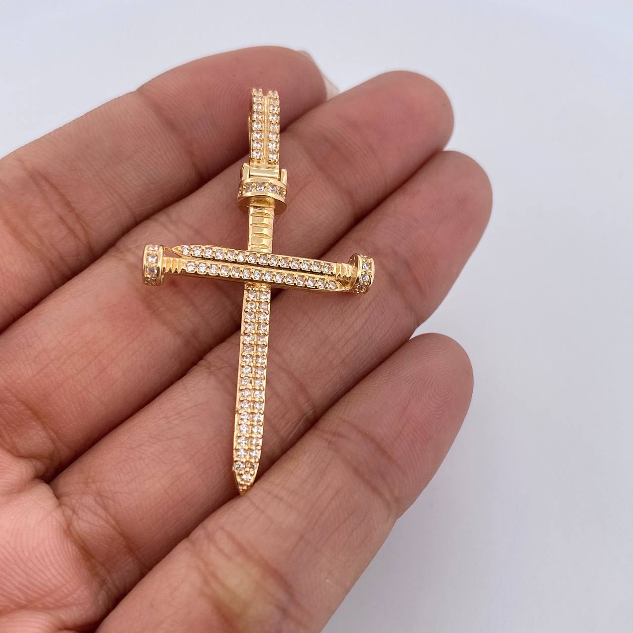 Dije Cruz Clavo 4.15gr / 4.6cm / Circones Blancos Oro Amarillo 18K $