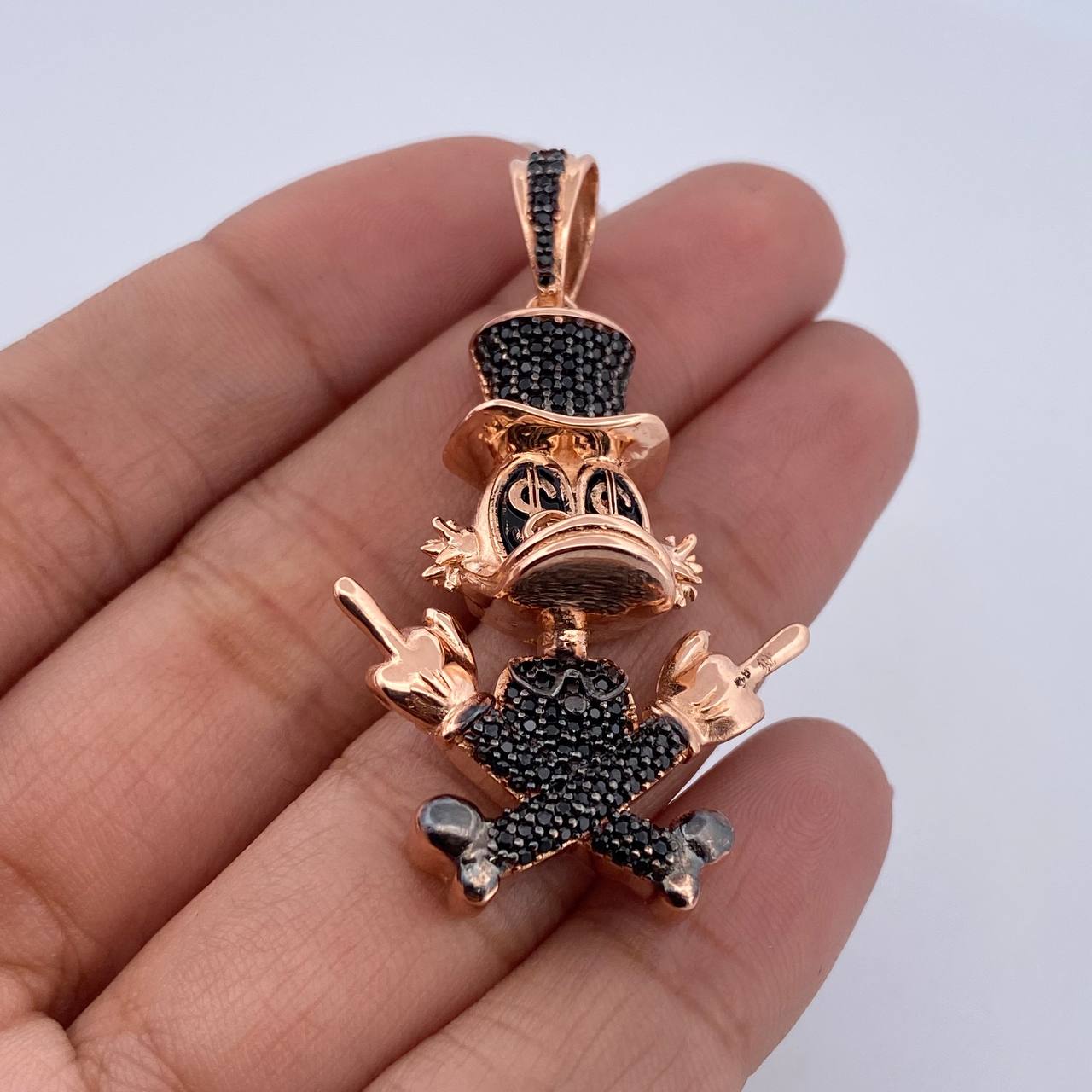 Dije Pato Sombrero 10.7gr / 4.7cm / Circones Negros Dos Oros Negro Rosa 18K $