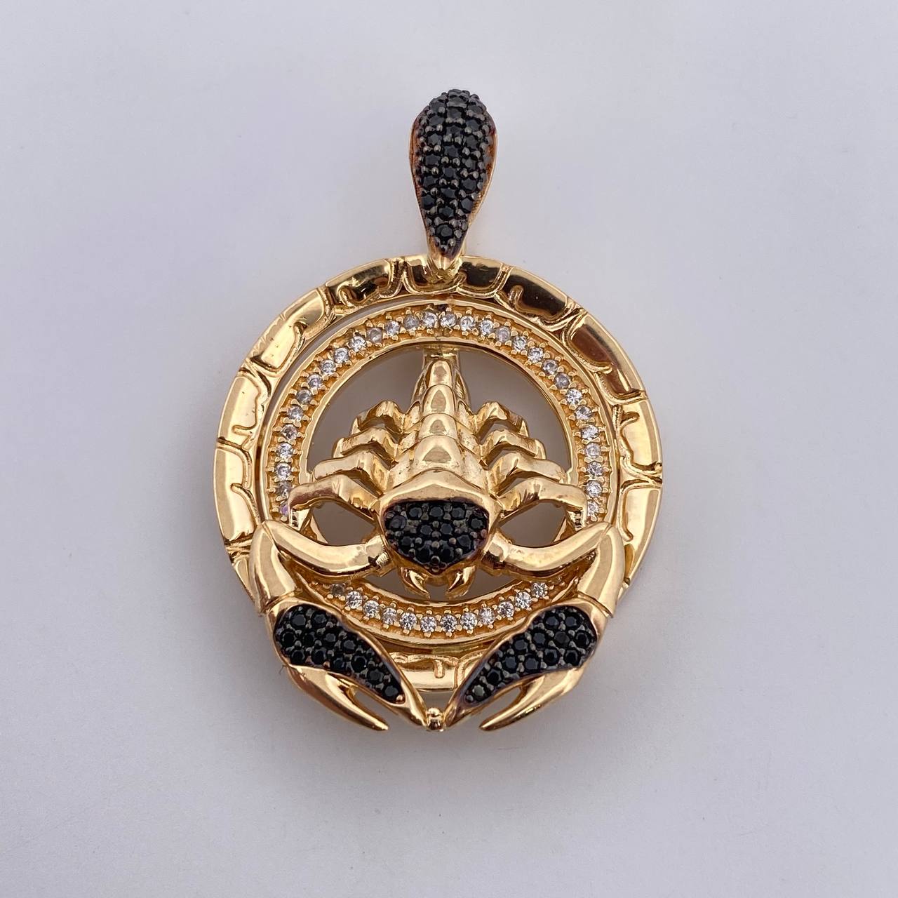 Dije Medalla Escorpio 11.2gr / 3.6cm / Circones Negro Blancos Dos Oros Negro Amarillo 18K $