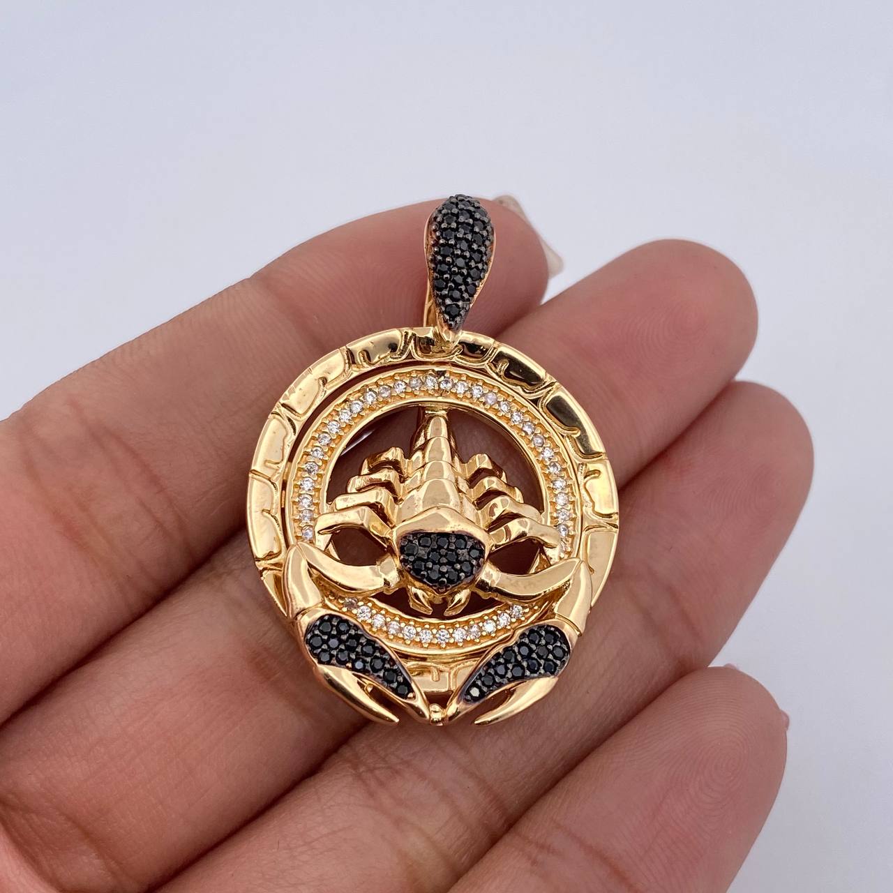 Dije Medalla Escorpio 11.2gr / 3.6cm / Circones Negro Blancos Dos Oros Negro Amarillo 18K $