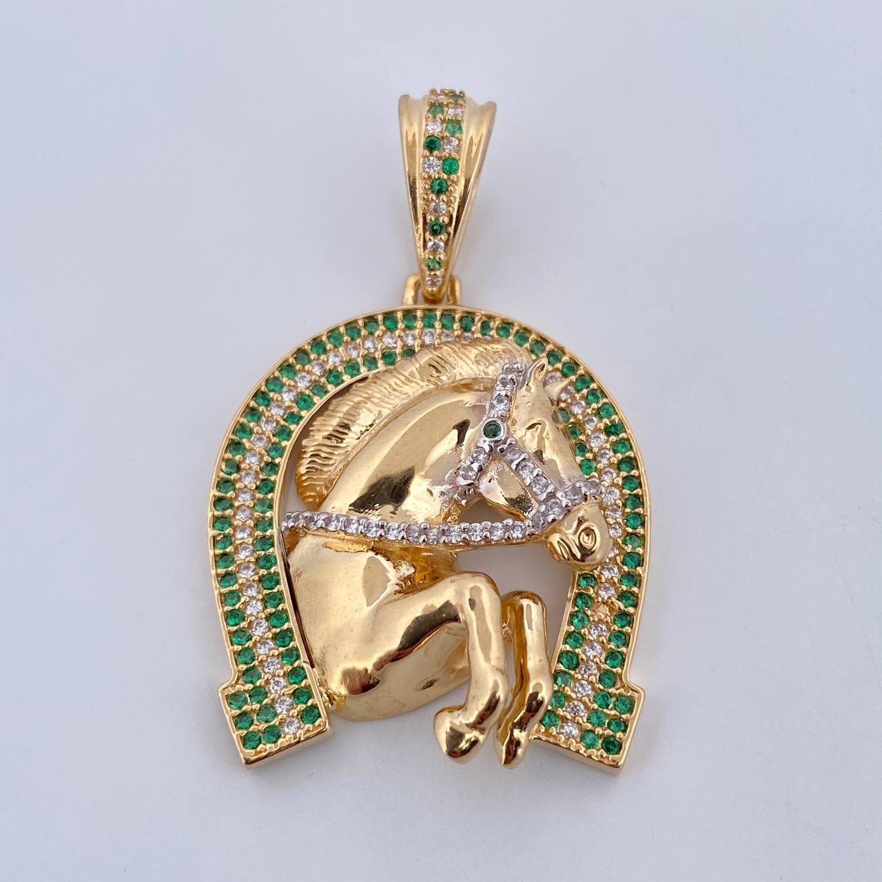 Dije Herradura Caballo 11.55gr / 4.1cm / Circones Blancos Verdes Dos Oros Amarillo Blanco 18K $