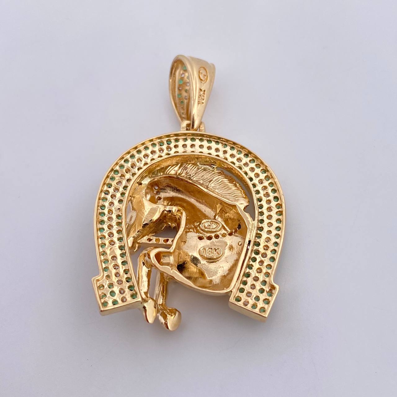 Dije Herradura Caballo 11.55gr / 4.1cm / Circones Blancos Verdes Dos Oros Amarillo Blanco 18K $