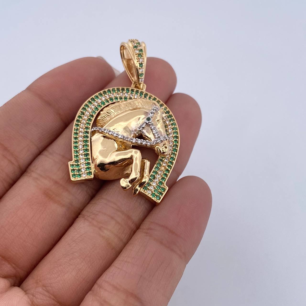 Dije Herradura Caballo 11.55gr / 4.1cm / Circones Blancos Verdes Dos Oros Amarillo Blanco 18K $