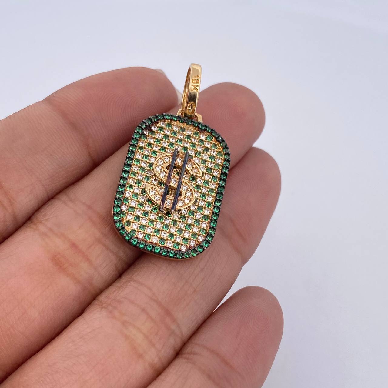 Dije Placa Signo Dólar 5.05gr / 3.4cm / Circones Blancos Verdes Dos Oros Negro Amarillo 18K $