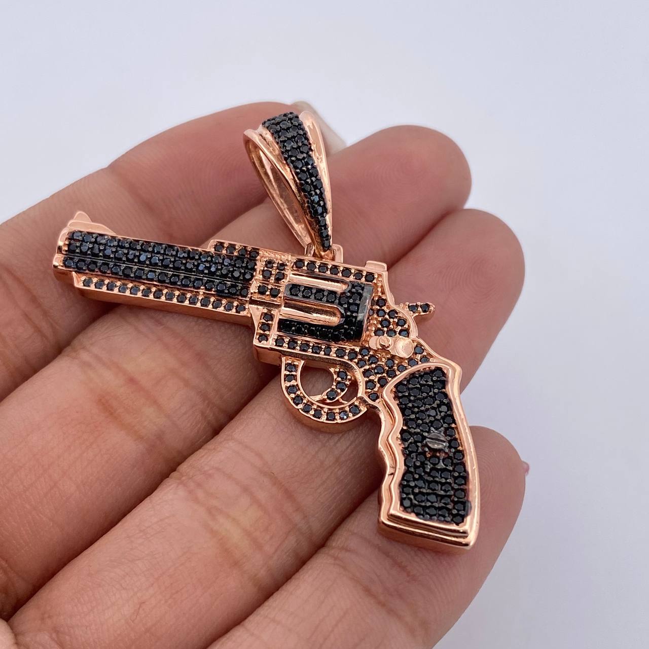 Dije Revolver 9.3gr / 3.7cm / Circones Negros Dos Oros Negro Rosa 18K $