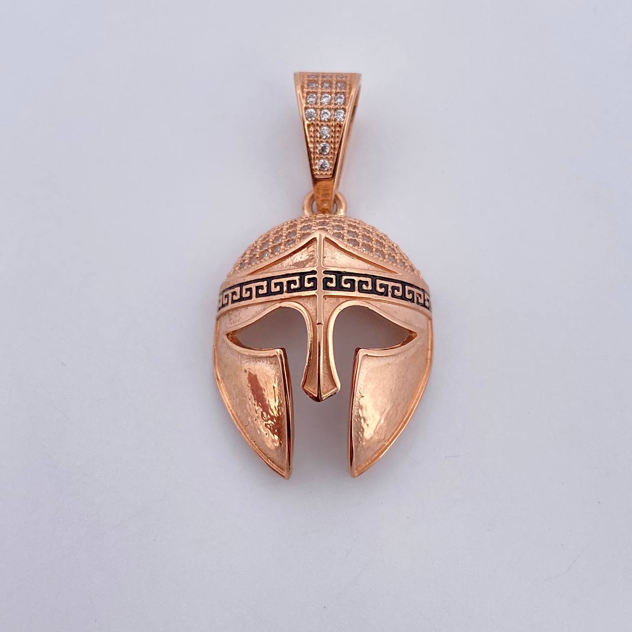 Dije Casco Gladiador 4.9gr / 3.4cm / Circones Blancos Oro Rosa 18K $