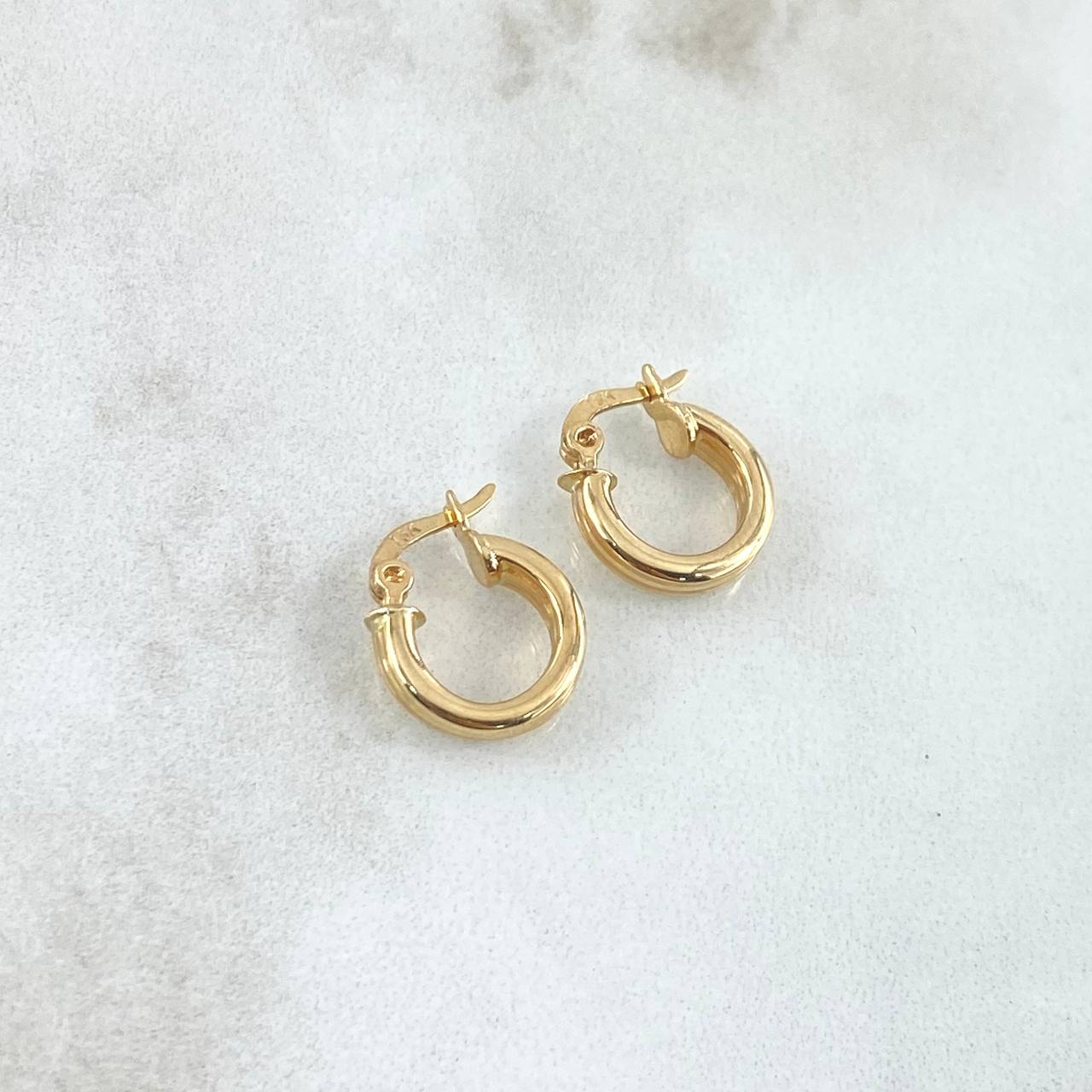 Candongas Miku 1.15gr / 1.3cm / Rayas Frontales Oro Amarillo 18K *
