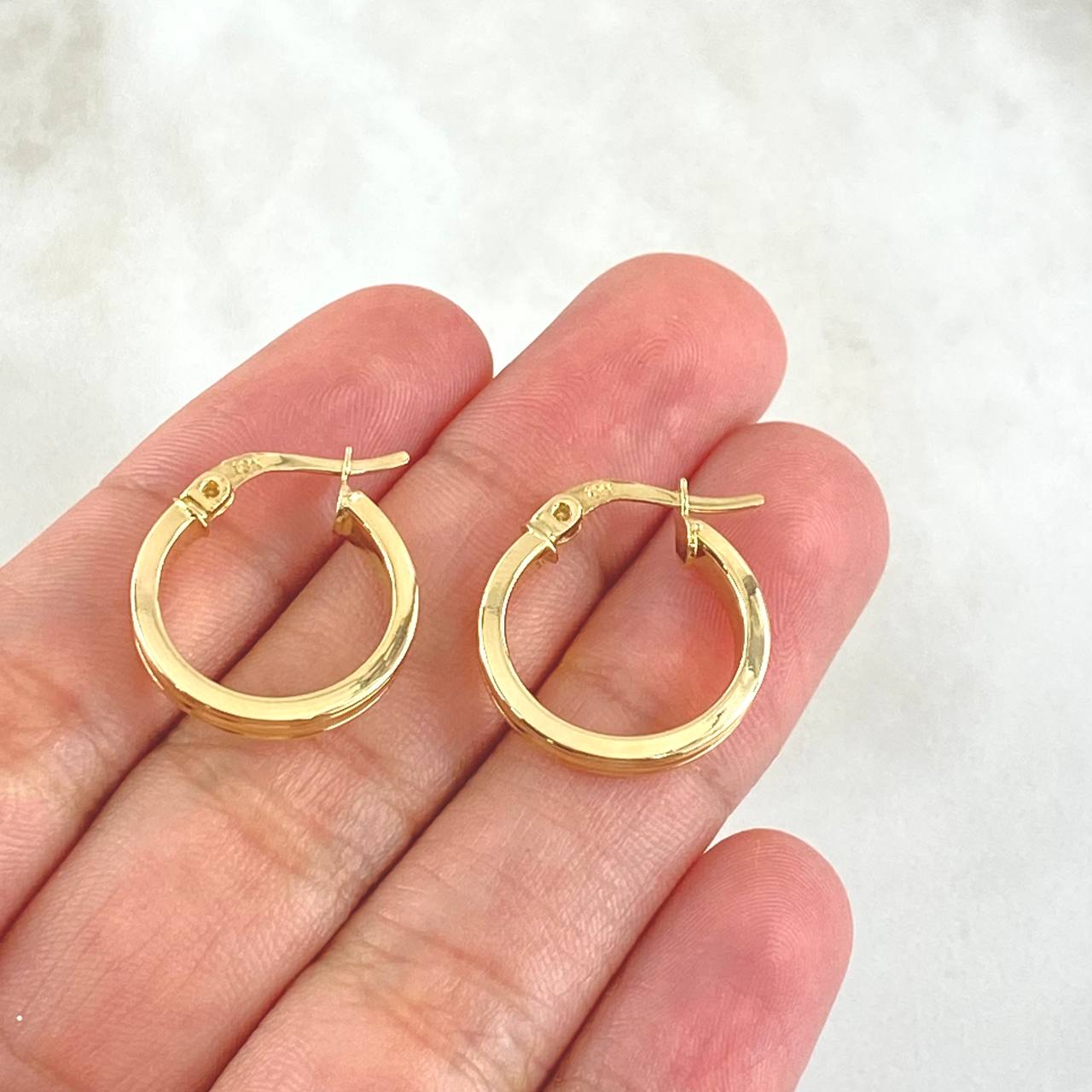 Candongas Miku 1.8gr / 1.9cm / Rayas Frontales Oro Amarillo 18K