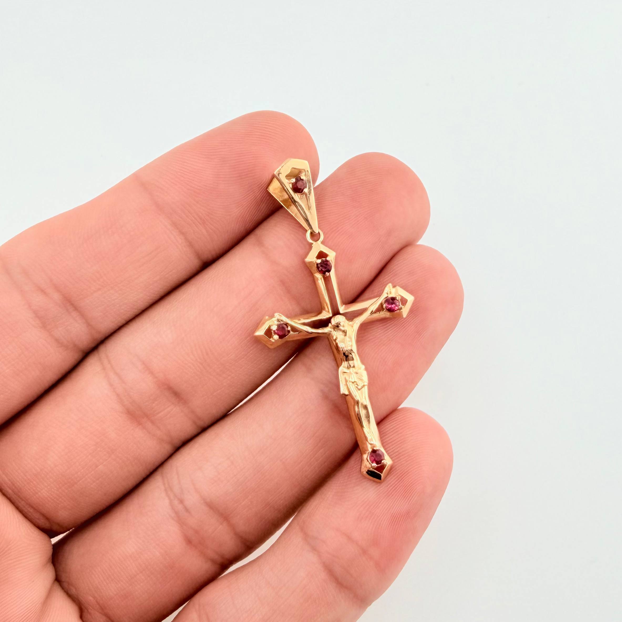 Dije Cruz Cristo Rubies 35pts 4.15gr / 5cm / Oro Amarillo 18K ©