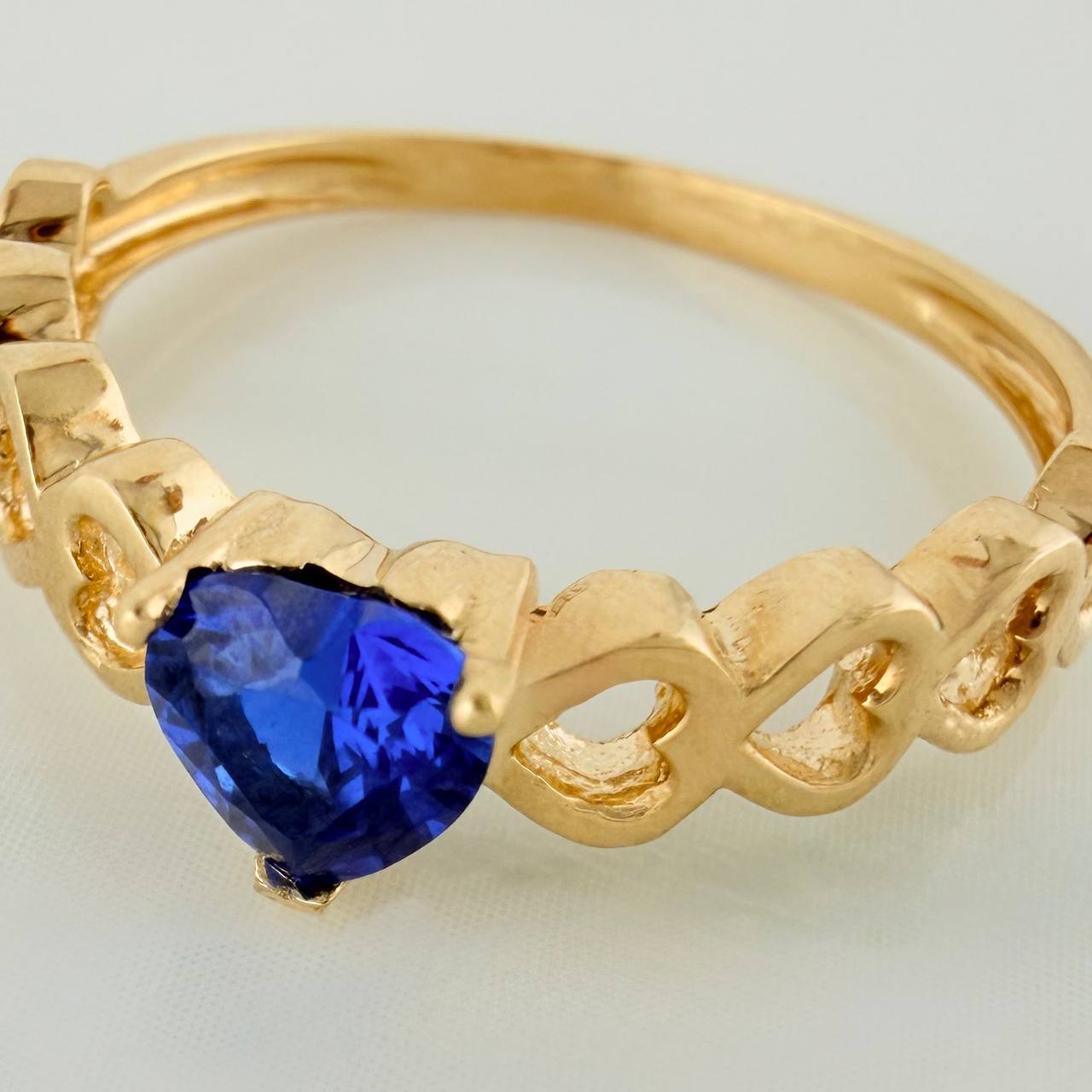 Anillo Solitario Corazones 2.25gr / T7 1/4 / 2.3cm / Oro Amarillo 18K $