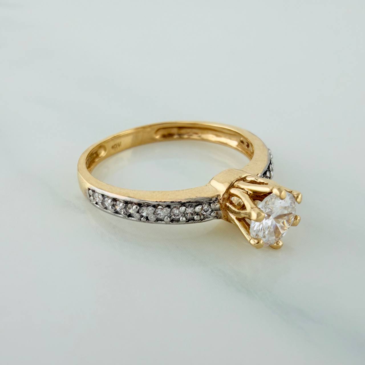 Anillo Solitario Churumbela 2.75gr / T6 1/2 / 2.6cm / Dos Oros Amarillo Blanco 18K $