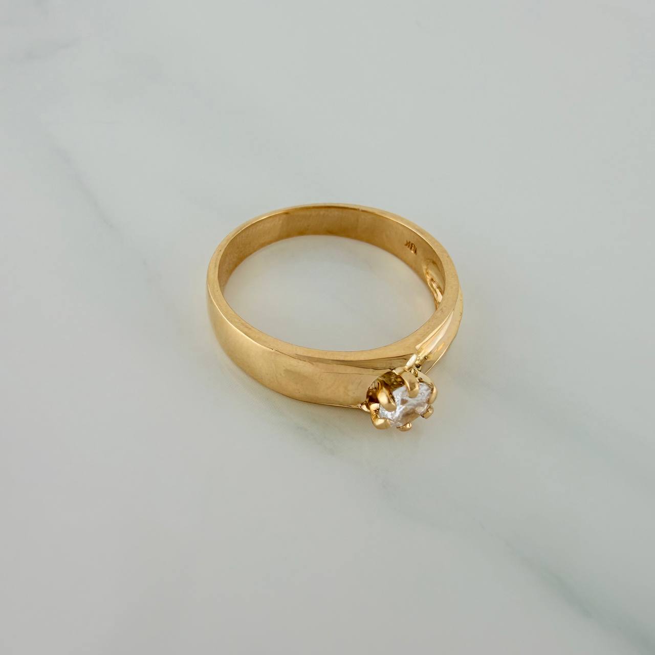 Anillo Solitario 3.85gr / T6 3/4 / 2.3cm / Oro Amarillo 18K