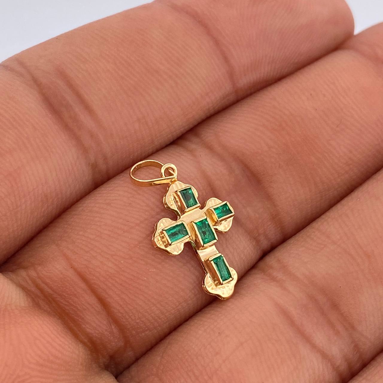 Dije Cruz Plana 0.85gr / 2.1cm / Oro Amarillo 18K &