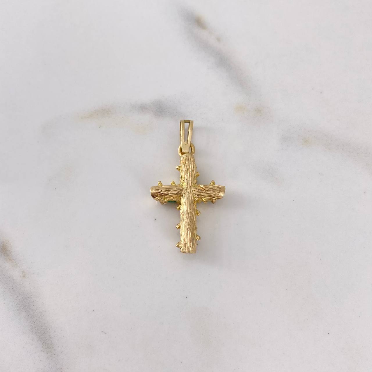 Dije Cruz Tronco 3.15gr / 3.1cm / Esmeralda 1.07 Qts Oro Amarillo 18K (Joya) $